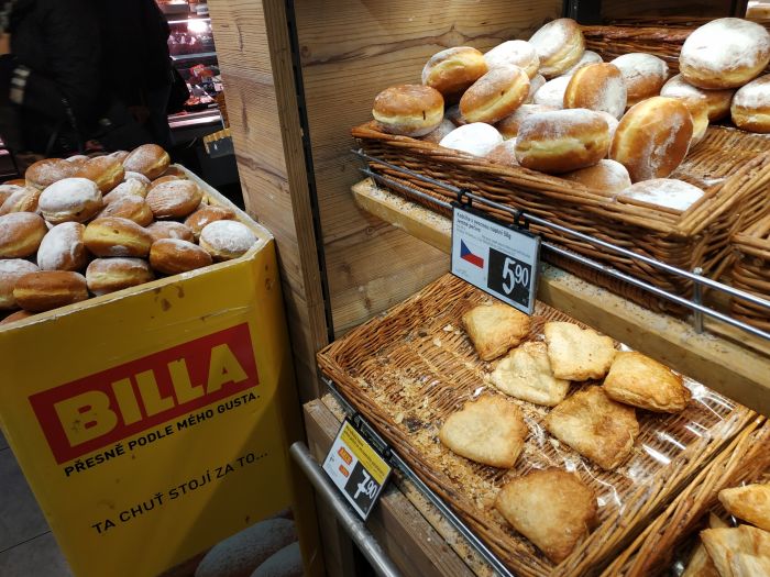 Всевозможная выпечка - пончики, рогалики, булочки - широко представлена в каждом пражском супермаркете