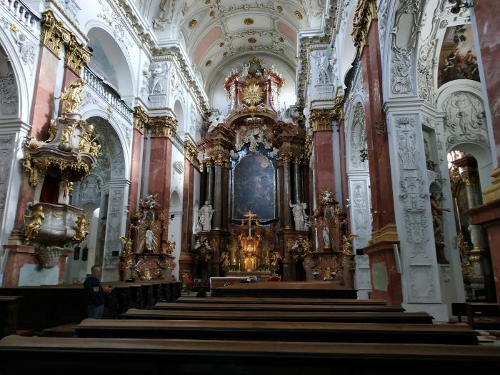 Убранство практически любого пражского собора поражает своей роскошью так же сильно, как одежда жителей Праги - своей непритязательностью  