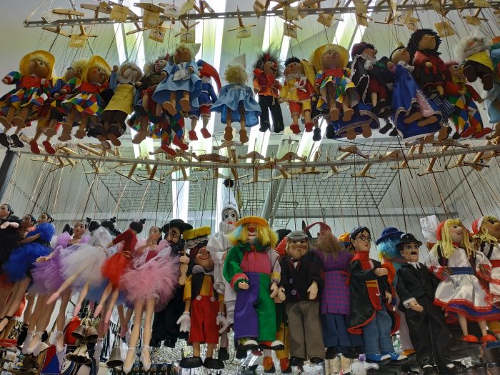 Куклы-марионетки - один из главных фирменных сувениров Чехии. Есть еще деревянные игрушки на пружинках - они значительно дешевле, а радости детям не меньше