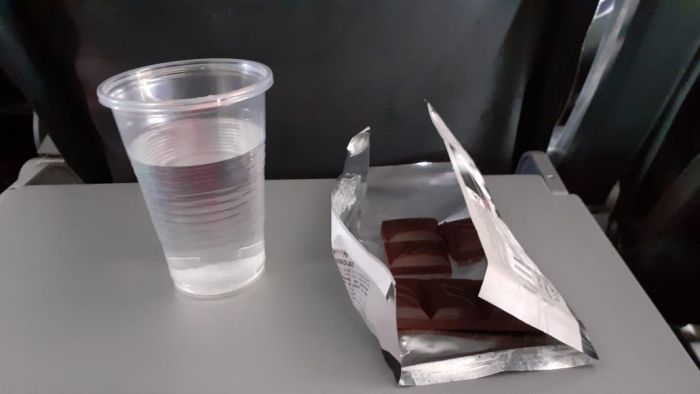 «Даже чаю не попьете». Авиакомпания оставила екатеринбуржцев без еды на 11 часов