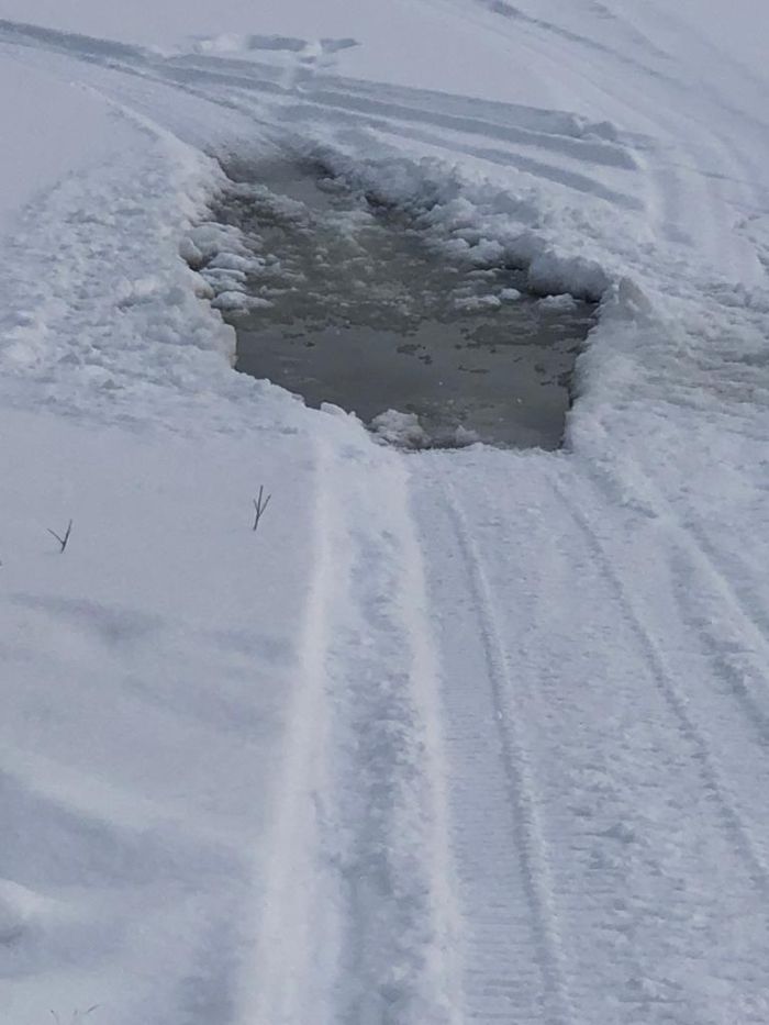  Почти вся дорога на перевал зимой проходит по замерзшей Лозьве. Поэтому встречаются и такие неожиданности, как год назад под снегоходом нашего собеседника. Фото: предоставлено Дмитрием Киреевым 