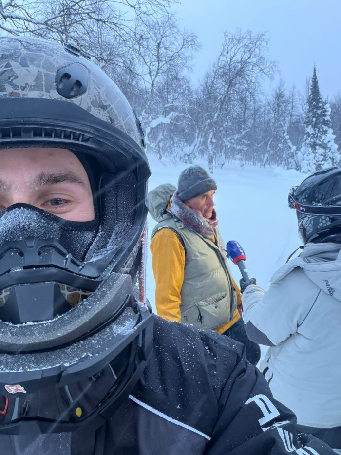 Сьемочная группа программы Малахова берет интервью у Алексея Коськина. Фото: Игоря Приходько