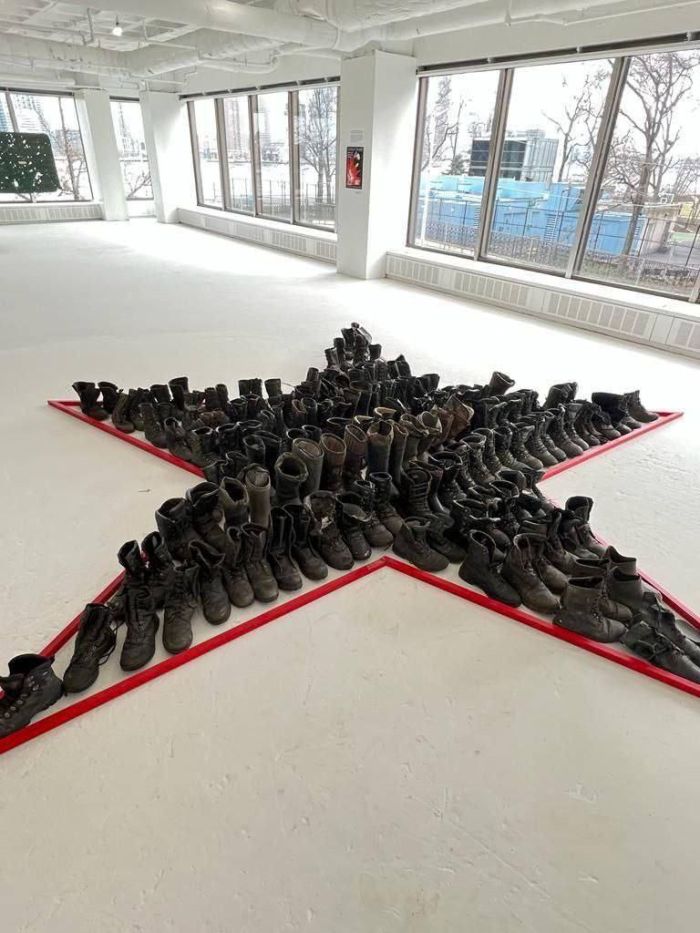 «Сатанизм как он есть». Киев показал в Нью-Йорке инсталляцию из обуви погибших российских солдат