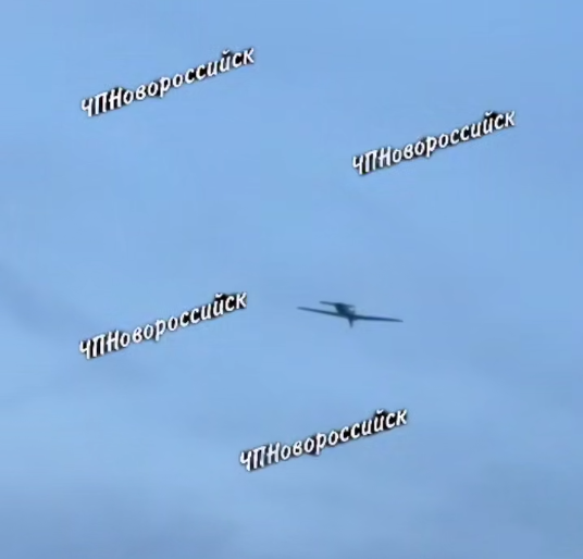 Кадр пролета вражеского БПЛА над домами в Новороссийске. Фото: скрин видео Telegram-канала ЧП Новороссийск 