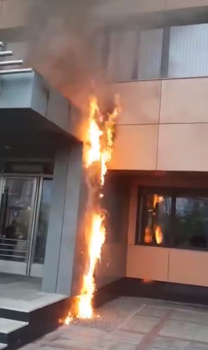 Почему начался пожар в крокусе. Пожар в бизнес центре в Москве. Пожар в Москве 2021. Короткое замыкание пожар. Пожар в бизнес центре внутри.