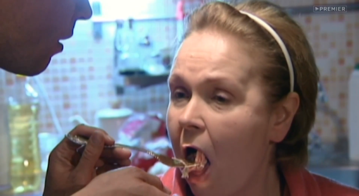 По сюжету мать главного героя, которую блестяще сыграла Людимила Гаврилова, из-за артрита не может заниматься домашними делами, и Глухарев с нежностью за ней ухаживает и берет на себя все заботы по кухне. Фото: скрин видео Rutube 