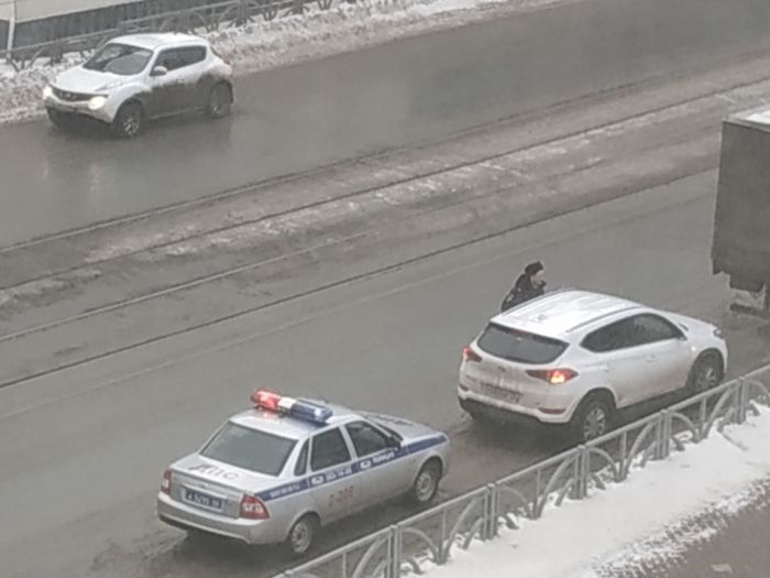 Это уже второй сотрудник полиции, ведущий какой-то разговор с водителем, который так и не вышел из машины. Фото: Uralweb.ru  