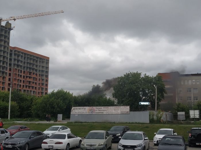 Екатеринбуржцы подручными средствами затушили пожар возле НИИ дерматовенерологии