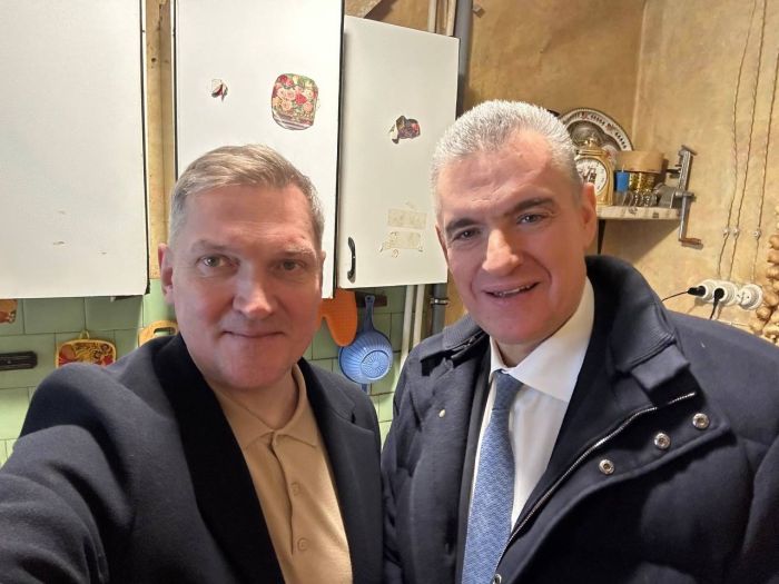 С актером Игорем Ознобихиным во время посещения места съемок легендарного сериала. 