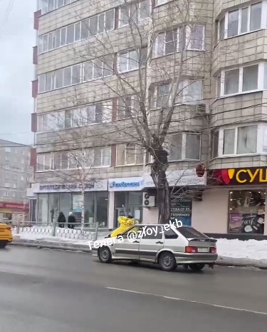 Парень проехал на капоте машины по улице Заводская среди бела дня в Екатеринбурге