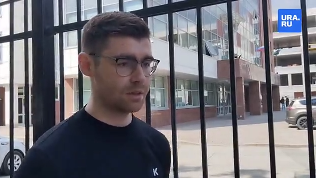 Редактор свердловской редакции URA.RU Денис Аллаяров был вчера, в течение одних суток отпущен после допроса и задержан повторно, после чего ему было официально предъявлено обвинение в подкупе сотрудника полиции. Фото: скрин видео URA.RU      