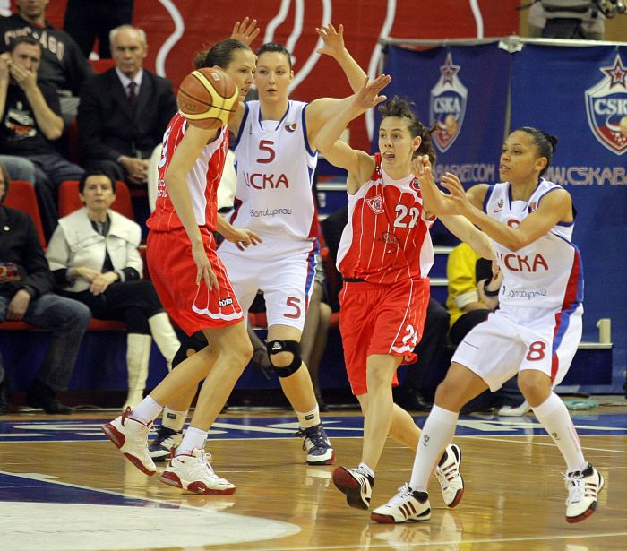 Баскетболистка Екатерина Лисина (в центре). Фото: ИТАР-ТАСС/ Виталий Белоусов