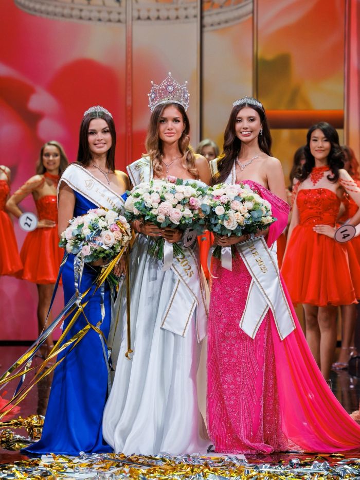 Обладательницей короны стала Анастасия Венза из Московской области. Первой Вице-мисс - Алена Лесняк из Керчи, а Второй Вице-мисс - Виктория Макарова из Сестрорецка. Фото: страница конкурса