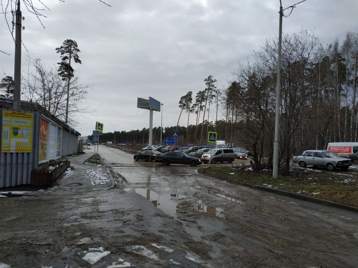 Водители нашли себе путь объезда закрытого участка. Заезжают за угол дома по Просторной, 73 в гаражи, стояшие вдоль Кольцовского тракта....    