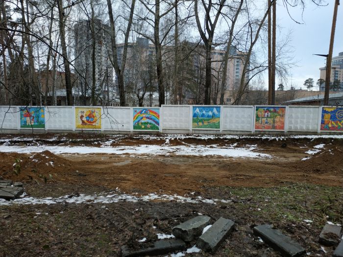 Забор вдоль пансионата. Тротуар вдоль него уничтожен. Uralweb.ru 