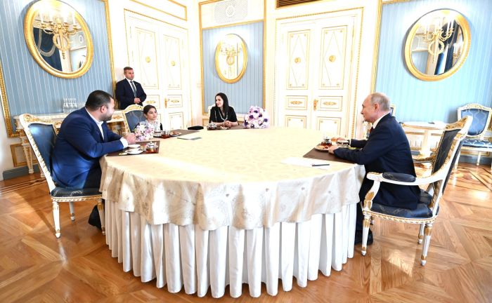 «Добрый, хороший и миленький». Путин пригасил в Кремль плакавшую школьницу из Дербента