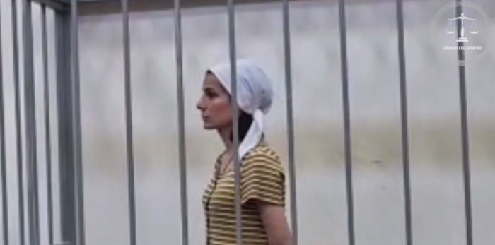 Вместе с пожилой женщиной за решеткой оказалась также ее внучка, помогавшая бабушке в торговле чачей. Фото: скрин Telegram-канала Baza 