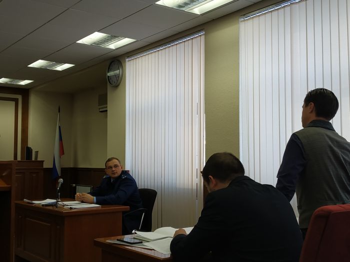 Представитель истцов Марат Ганиев отвечает на вопрос представителя надзорного ведомства. Фото: Uralweb.ru