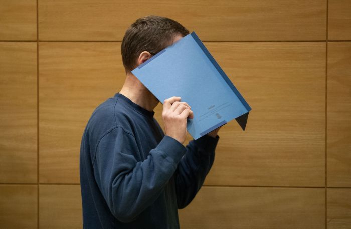 В течение всего судебного процесса Клаус О. тщательно скрывал свое лицо. Фото globallookpress.com
