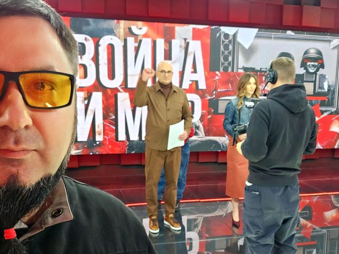 В среду, 9 апреля Апачев стал гостем в студии ведущих телеканала Соловьев Live Сергея Карнаухова и Анастасии Кашеваровой. Одновременно с этим другие участники сетки телеграм-каналов Владимира Соловьева продолжают травлю музыканта. Фото: Telegram-канал Аким Апачев