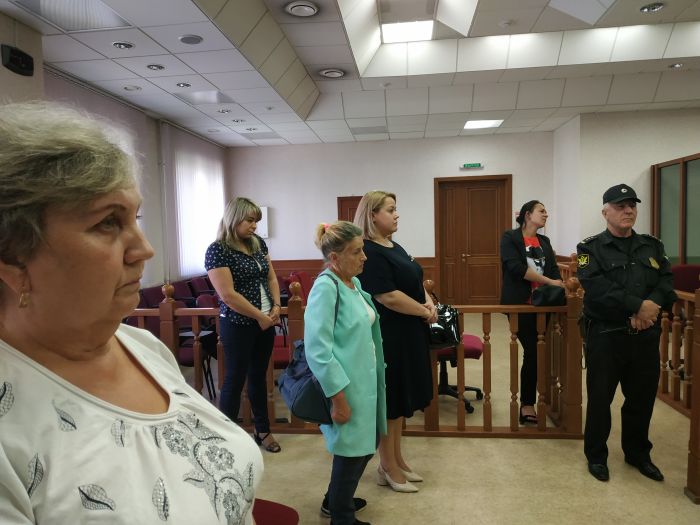 Две жены - Наталья Бакланова (крупным планом) и Мария Долматова (на заднем плане, в черном костюме) - во время оглашения приговора. Фото: Uralweb.ru 