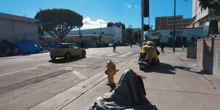  Бездомный в Лос-Анджелесе. Фото: скрин видео канала Artist in America/You Tube