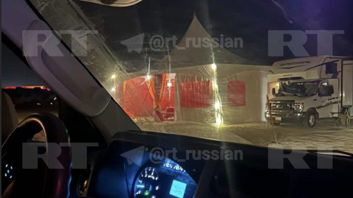Россиянин на фестивале проживал в зоне палаток с невысокими ценами, в день убийства там по какой-то причине не горел свет, пишет SHOT  