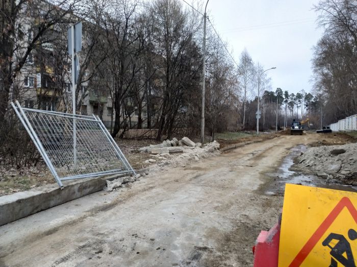 Водителям, видимо, предлагается самим решить, открыта улица или не совсем. Фото: Uralweb.ru