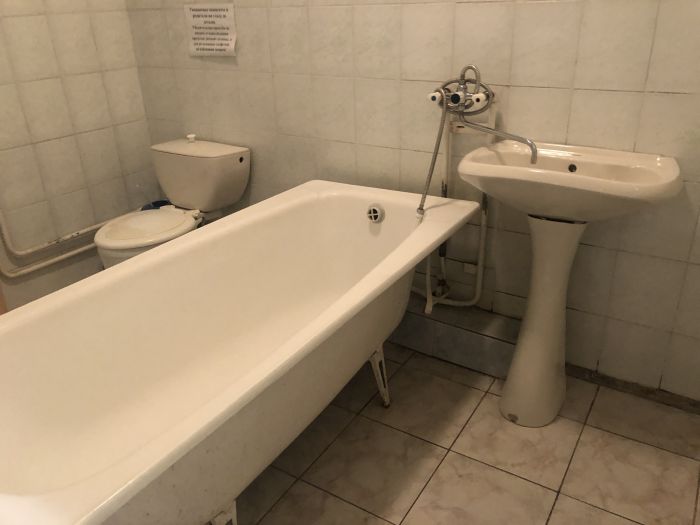 В боксе, куда поместили девушку, есть  туалет и душ. Фото: форумы сайта для родителей u-mama.ru