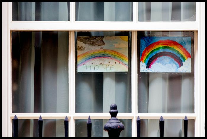Рисунки в окне резиденции премьер-министра Великобритании на Даунинг-стрит,10. Фото: globallookpress.com