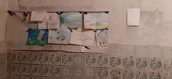 Стены, украшенные бойцами детскими рисунками, которые они получают в письмах. Фото: предоставлено собеседником