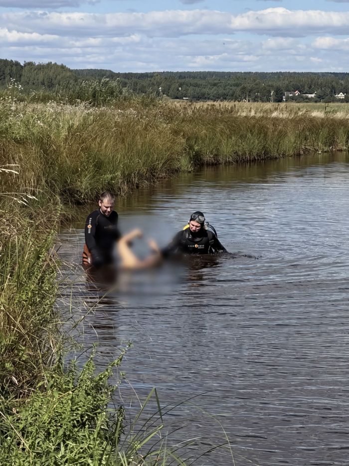 Водолазы достают из воды утонувшего в деревне Дубасова. Фото: страница МБУ «Центр защиты населения» во «ВКонтакте»
