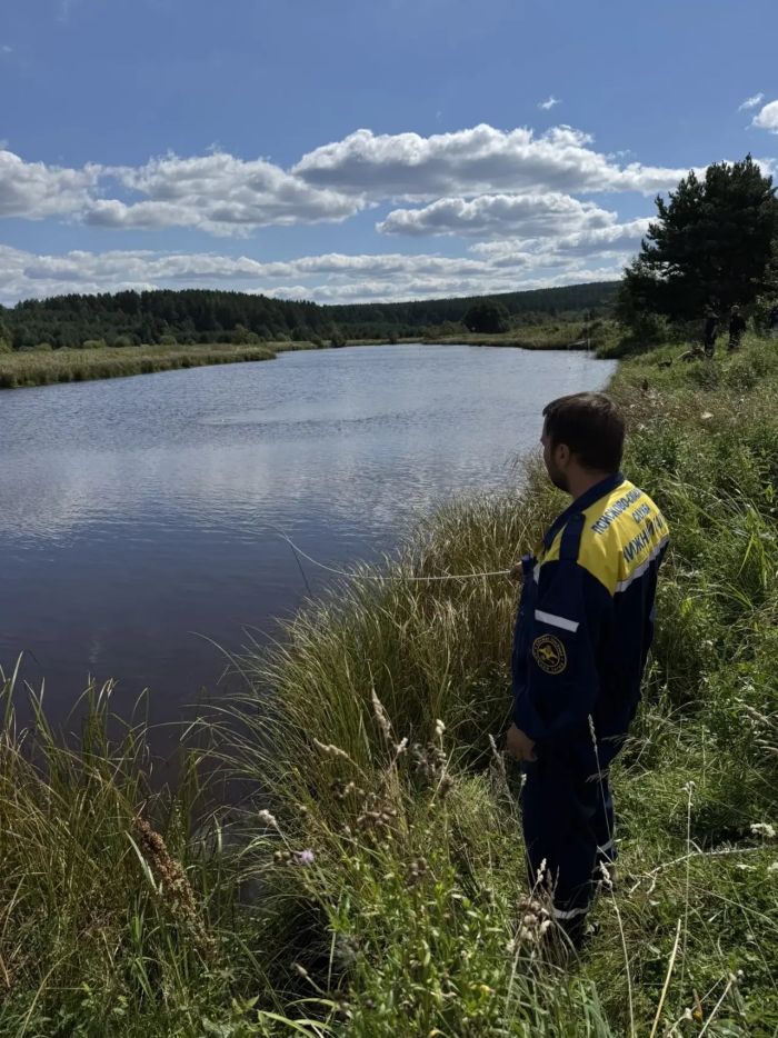 Водолазы достают из воды утонувшего в деревне Дубасова. Фото: страница МБУ «Центр защиты населения» во «ВКонтакте»