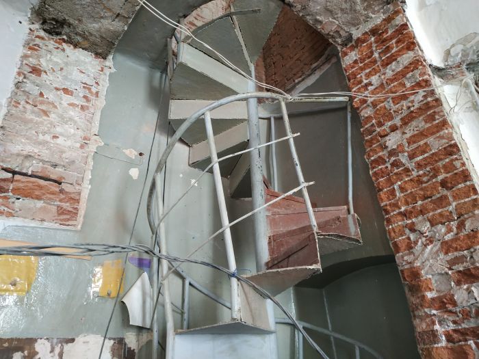 Лестница, ведущая на третий этаж. Фото: Uralweb.ru