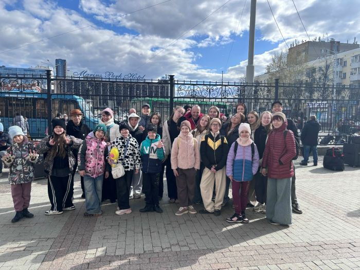 Игорь Владимирович Петухов (третий слева, в шляпе) со своими подопечными перед их поездкой на танцевальный конкурс в Москву, весна 2026 года. Фото: страница «Театр «Степ» Игоря Петухова Екатеринбург» во «ВКонтакте»    