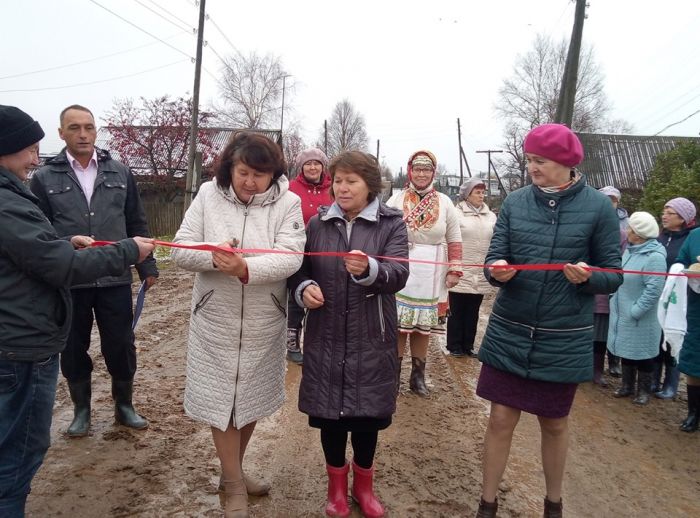 Открывать новую дорогу пришлось в резиновых сапогах. Фото: Facebook Юлия Полетаева