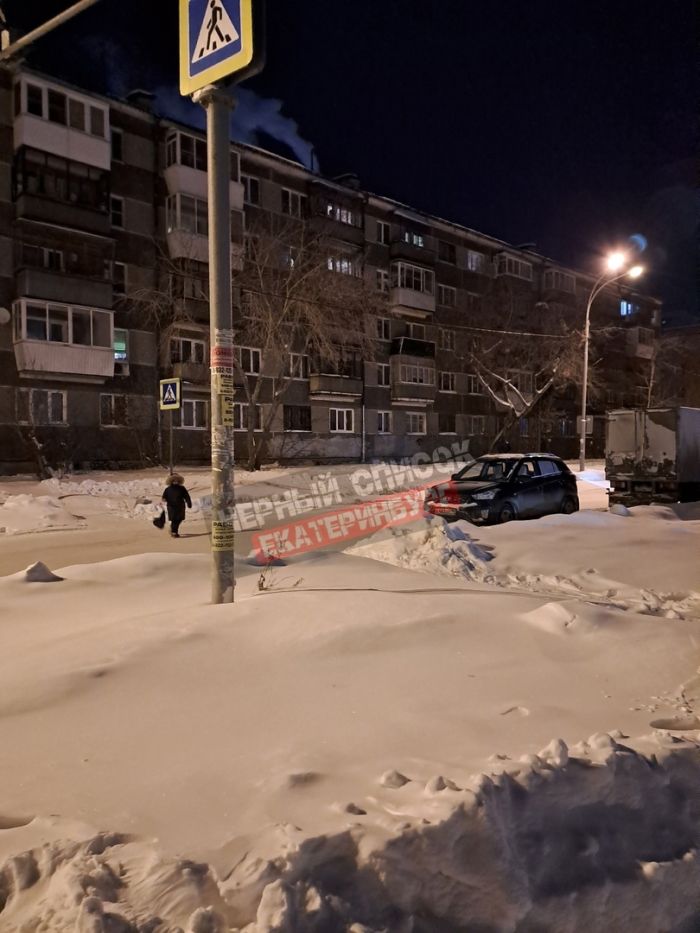 Жители Екатеринбурга пожаловались на «вечную» «Газель», мешающую безопасному переходу (ФОТО)