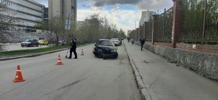В Екатеринбурге водитель ВАЗ, избегая столкновения, сбил 7-летнюю девочку на тротуаре