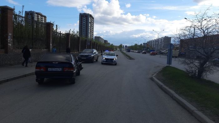 В Екатеринбурге водитель ВАЗ, избегая столкновения, сбил 7-летнюю девочку на тротуаре