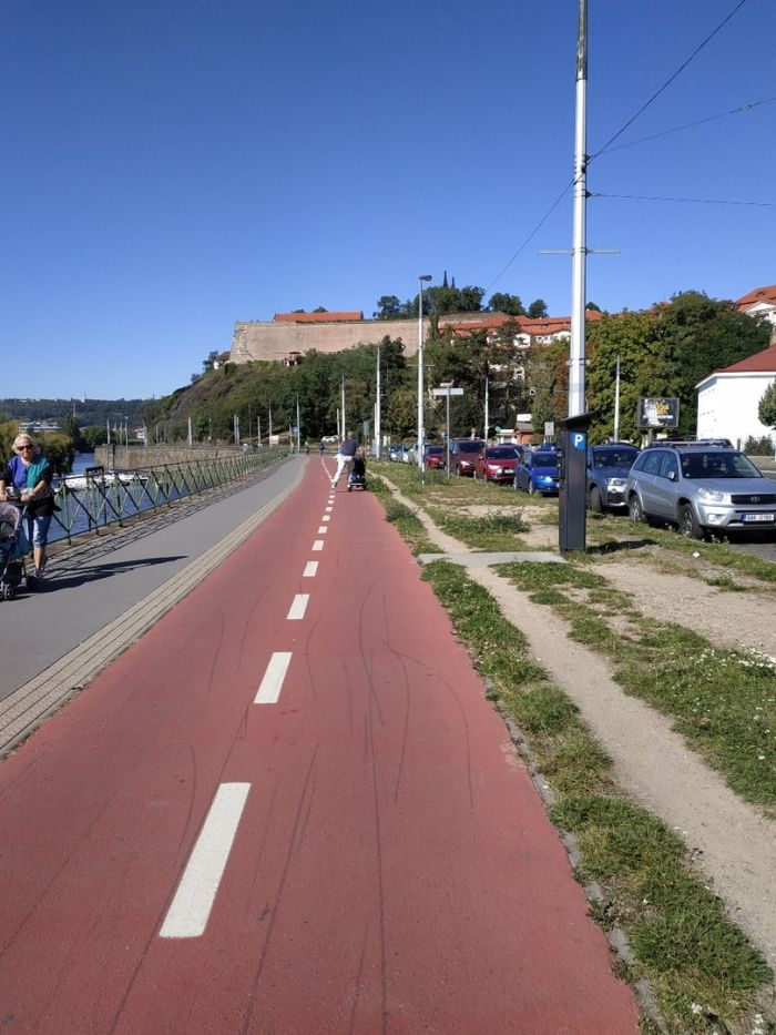 Пример разделения пешеходной зоны в Праге. Фото: Uralweb.ru