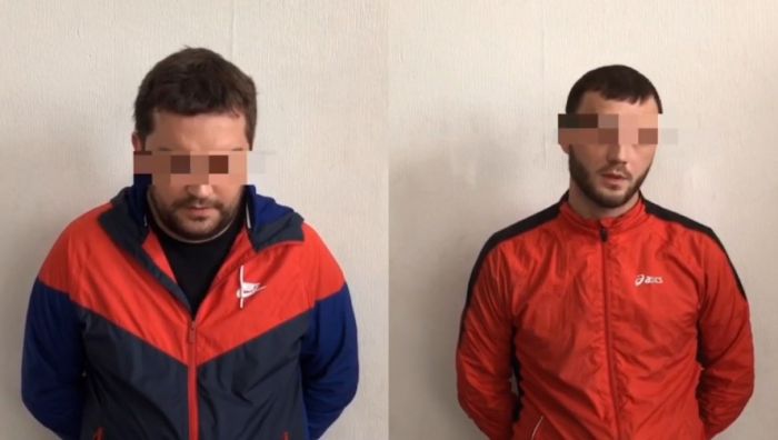 Мужчины, задержанные по подозрению в вовлечение в проституцию. Виталий Теряев — слева. На всех кадрах, опубликованных полицией, у подозреваемых заретушированы глаза, чтобы их нельзя было идентифицировать. Фото: УМВД по Тюменской области