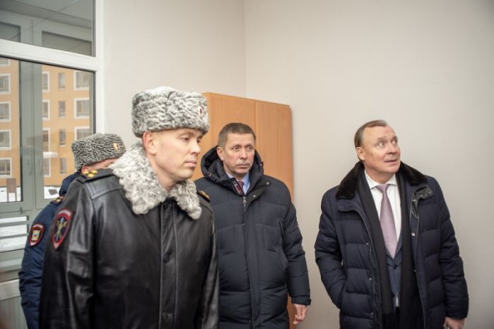 Начальник УМВД России по Екатеринбургу Виктор Позняк и глава уральской столицы Алексей Орлов на открытии опорного пункта полиции в Екатеринбурге. Фото: ГУ МВД России по Свердловской области