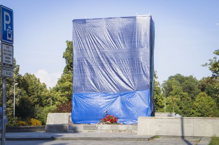  В августе 2019 года памятник советскому маршалу Ивану Коневу закрыли лесами и холстом, чтобы защитить его от вандалов. Об этом сообщил журналистам официальный представитель ратуши района Прага-6 Ондрей Шрамек. 
