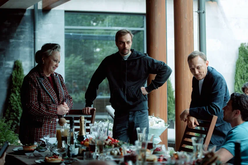 Автором сценария и режиссером-постановщиком, а также одним из продюсеров сериала выступил Алексей Казаков. Фото: предоставлено пресс-службой Иви и START  