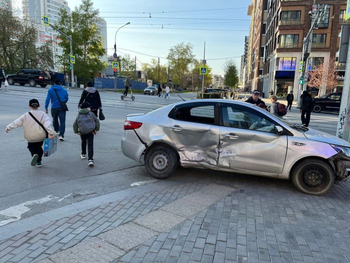 Пассажирка такси выпала через боковое стекло в момент аварии в Екатеринбурге (ФОТО, ВИДЕО)