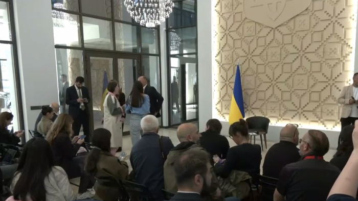 СМИ в ожидании выступления Зеленского после встречи с президентом Турции Эрдоганом в Анкаре. Фото: Telegram-канал Кровавая барыня