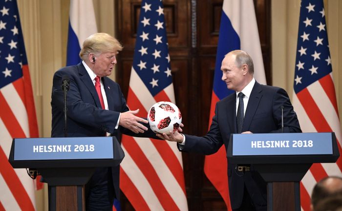 Владимир Путин подарил Дональду Трампу официальный мяч чемпионата мира по футболу 2018 года и пожелал Соединённым Штатам Америки успешно провести ЧМ-2026. Фото: kremlin.ru