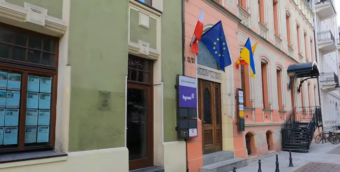 Флаги на здании в польском Лодзе. Фото: скрин видео You Tube