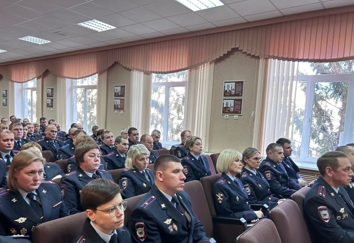 В церемонии представления нового руководителя приняли участие лично генерал Мешков, его заместитель по оперативному блоку полковник Александр Воронежский, председатель комитета административных органов муниципалитета Евгений Клюжин и прокурор города Светлана Кузнецова. Фото: предоставлено В.Н. Горелых