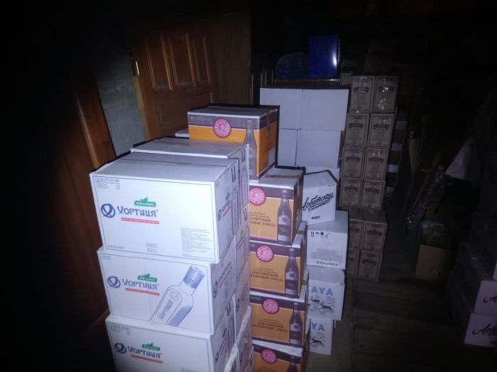Две с половиной тонны контрафактного алкоголя хранились в гараже. Фото: пресс-служба регионального Управления Росгвардии